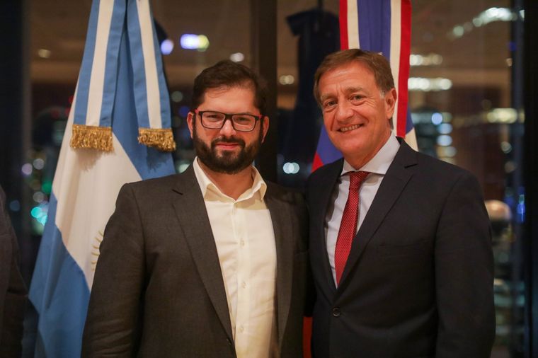 Suarez junto al presidente chileno, Gabriel Boric. Foto: Twitter Rodolfo Suarez