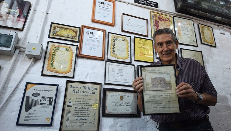 José Vicente junto a sus reconocimientos. José Vicente junto a sus reconocimientos.