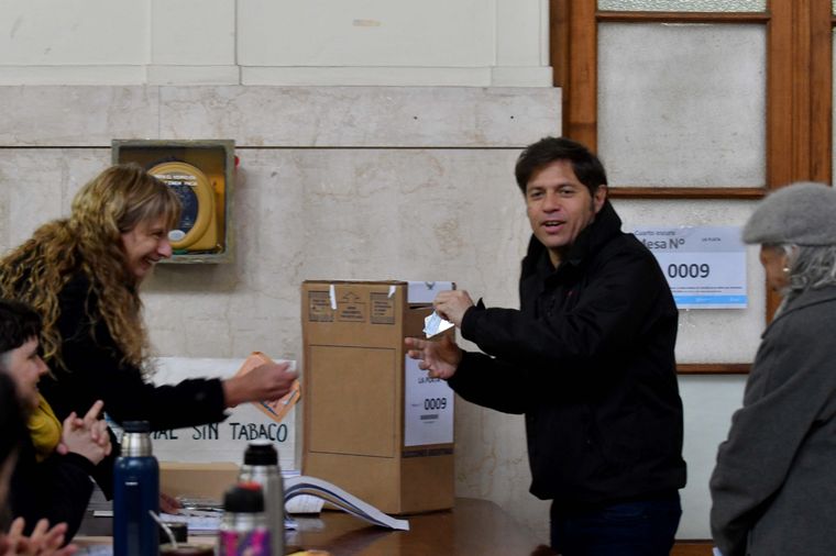 Axel Kicillof intentó saludar a la jubilada, pero ella lo esquivó Foto: Telam
