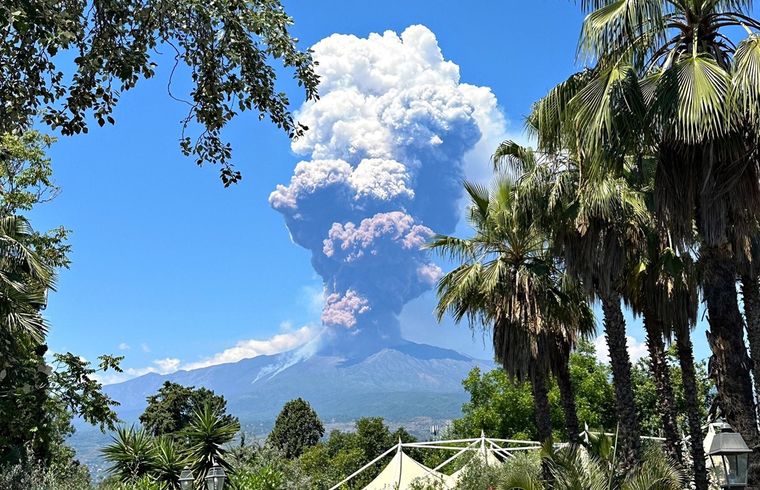 Turistas fotografiaron y tomaron fotos del momento en el que comenzó la erupción volcánica.&nbsp;