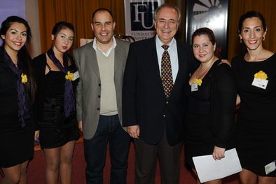 MDZol | Algunas alumnas de la carrera, junto a Martín Clément y el doctor Manuel Schneer, minutos antes de que comenzara la charla. Foto: Nacho Gaffuri / MDZ