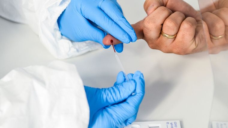 Un estudio en Islandia reveló que los anticuerpos duran 4 meses como mínimo