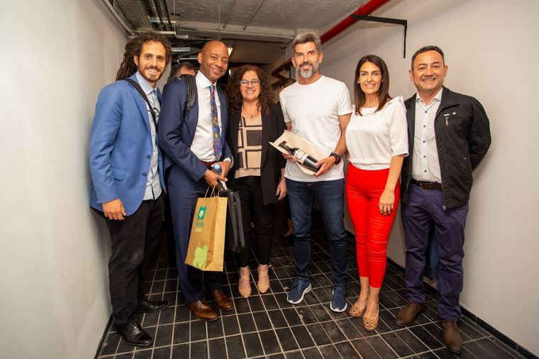 Ulpiano Suarez, Nora Vicario y parte de sus equipos le entregaron regalos a Brandford Marsalis. Foto: Gentileza Municipalidad de Mendoza