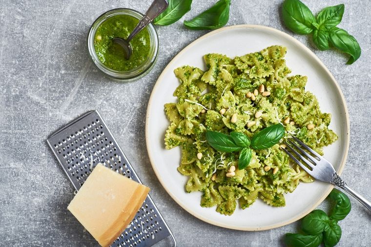La receta de pesto tradicional proviene de Génova, en la región italiana de Liguria, y su nombre viene del verbo La receta de pesto tradicional proviene de Génova, en la región italiana de Liguria, y su nombre viene del verbo