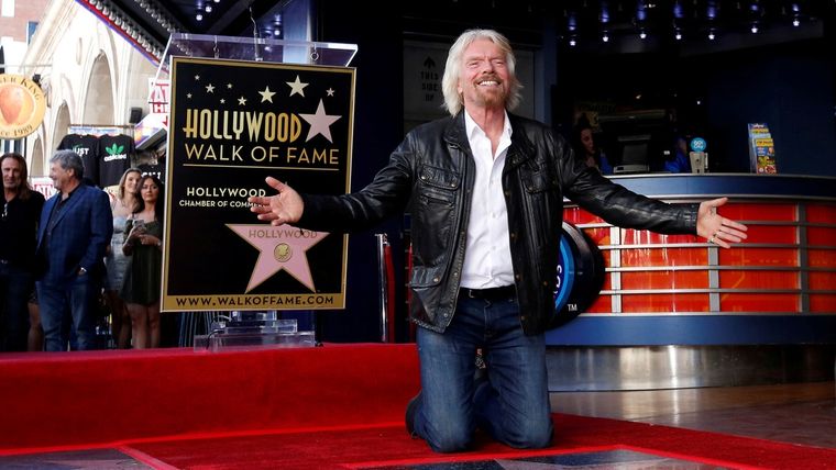 Richard Branson posa junto a su estrella durante su presentación en el Paseo de la Fama de Hollywood en Los Ángeles (EE.UU.), 2018.