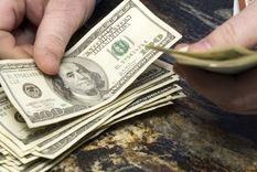 apuesta confundida en una carrera de caballos y gana 103.000 dolares