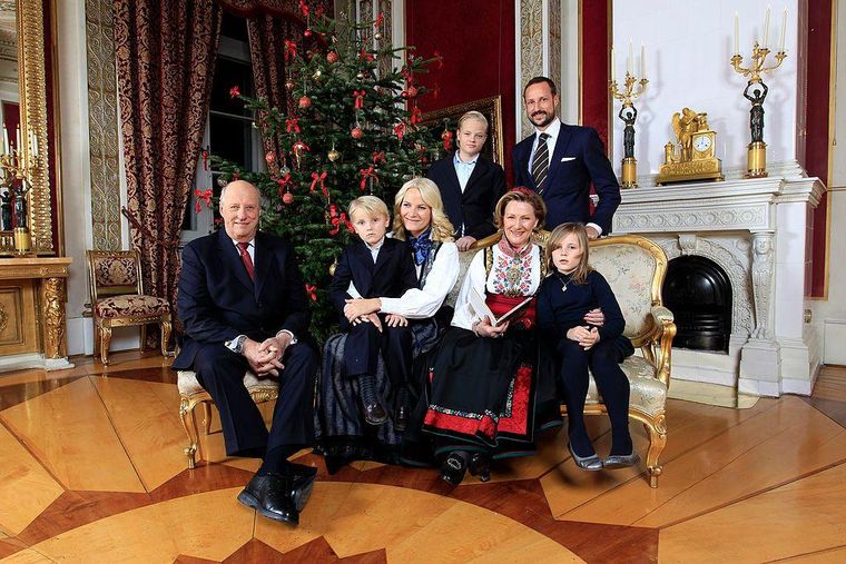 Borg Høiby, de pie junto a su padrastro y el resto de la familia real noruega, en una imagen de 2011.
