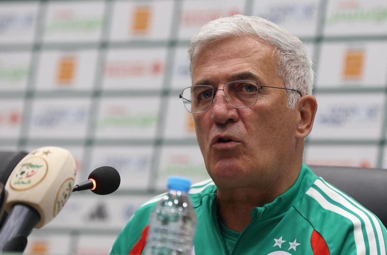 Vladimir Petkovic, DT de Argelia, se mortó molesto tras una pregunta sobre Argentina.