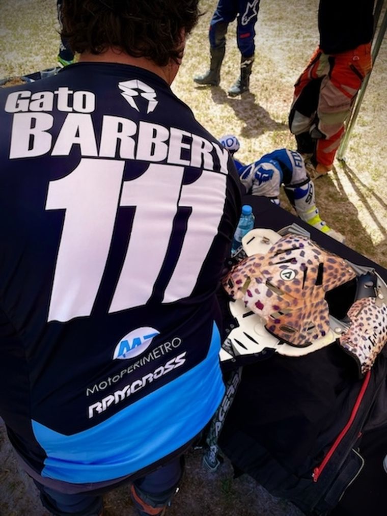 El “Gato” Barbery y su pechera de gato. Foto: Jorge Caloiro