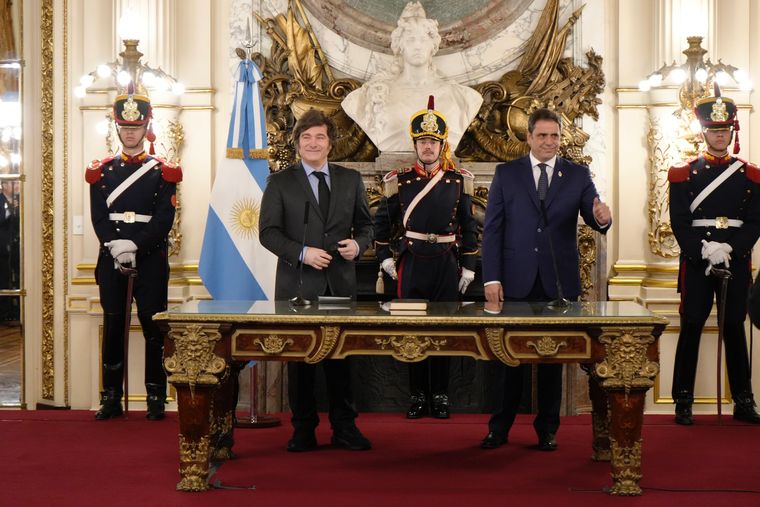 Javier Milei le tomó juramento a su nuevo ministro del Interior, Lisandro Catalán.