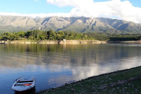 El pueblo de Las Rabonas se extiende junto al dique La Viña entre sierras y vegetación abundante. El pueblo de Las Rabonas se extiende junto al dique La Viña entre sierras y vegetación abundante.