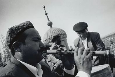 MDZol | Músicos tocando en lo alto de una mezquita en Xinjiang para celebrar el fin del ramadán. Foto: GETTY IMAGES