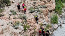 Las tareas de bomberos policiales y voluntarios durante el rescate en Cacheuta. Las tareas de bomberos policiales y voluntarios durante el rescate en Cacheuta.