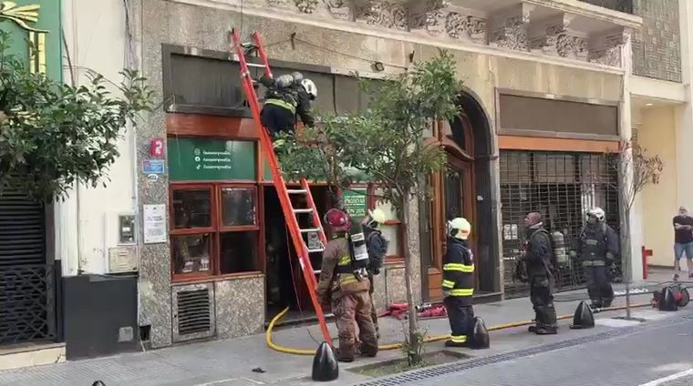 Un incendio en un local gastronómico del centro de la ciudad de Buenos Aires. Seis personas debieron ser asistidas.