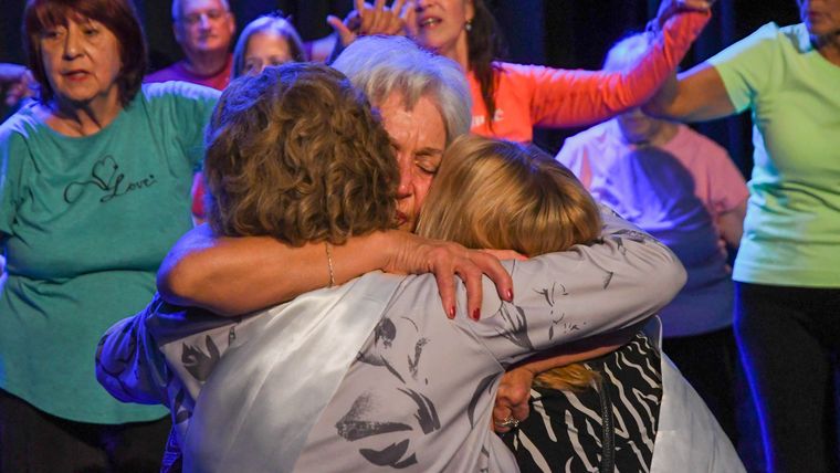 La felicidad de compartir un evento tan especial con amigas y seres queridos. La felicidad de compartir un evento tan especial con amigas y seres queridos.