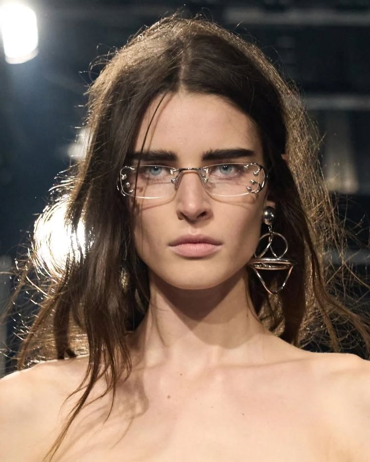 Mechones húmedos, caídos y sin estructura como símbolo emocional. Mechones húmedos, caídos y sin estructura como símbolo emocional.