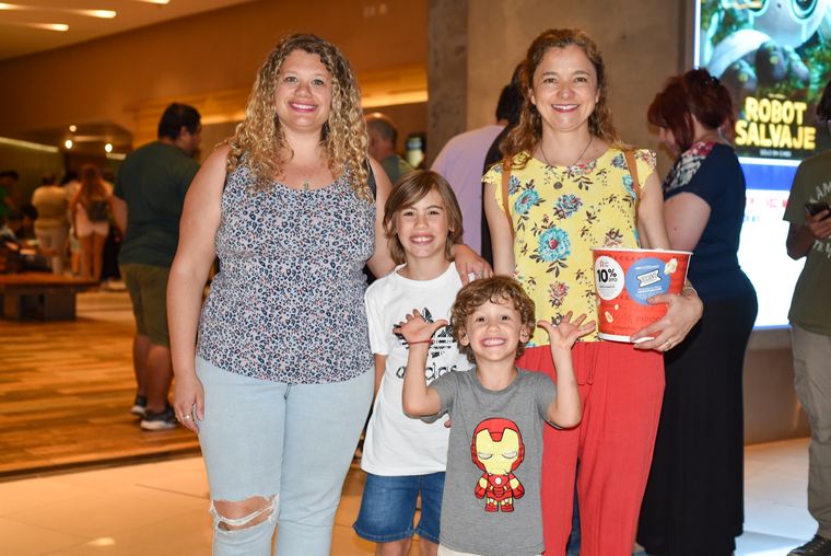 En la nota les dejamos todos los sociales de los afortunados en presencial el avant premiere de una gran película navideña Foto: Maru Mena / MDZ