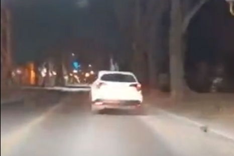 La mujer conducía de forma imprudente Foto: Captura de video.