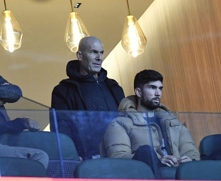 Zinedine Zidane estuvo presente en el duelo de Argelia ante Burkina Faso. Su hijo, Luca Zidane, fue el arquero titular y volvió a mantener el arco invicto.