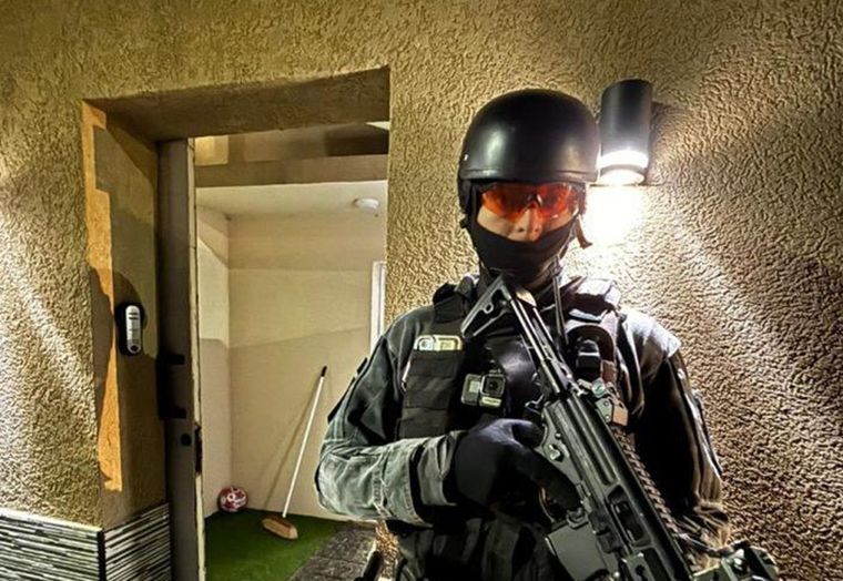 El masivo operativo contra la banda narco identificó como líder de la organización a un convicto.