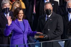 Kamala Harris fue juramentada en el cargo por la jueza de la Corte Suprema Sonia Sotomayor.