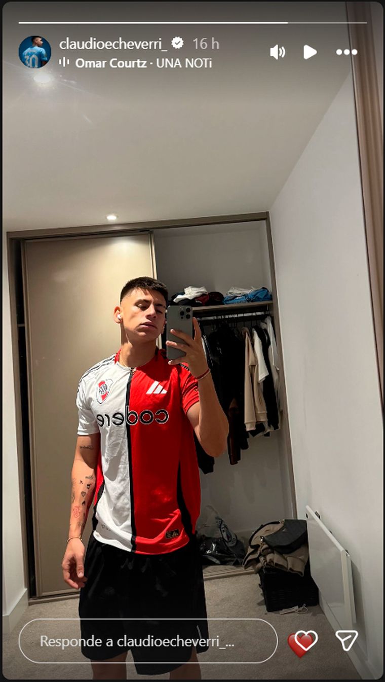 El Diablito Echeverri posó con la camiseta de River. El Diablito Echeverri posó con la camiseta de River.