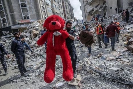 Rescatistas en Gaza pasaron el lunes buscando sobrevivientes entre los escombros. Foto: EPA