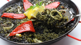 Aunque esta receta se sirve normalmente con alioli, en algunas regiones de España se acompaña con un toque de limón o perejil fresco para realzar el sabor del mar. Aunque esta receta se sirve normalmente con alioli, en algunas regiones de España se acompaña con un toque de limón o perejil fresco para realzar el sabor del mar.