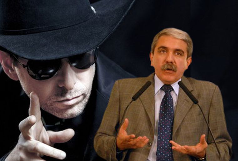 Aníbal Fernández es protagonista de un video clip de Calamaro. Foto: mdz