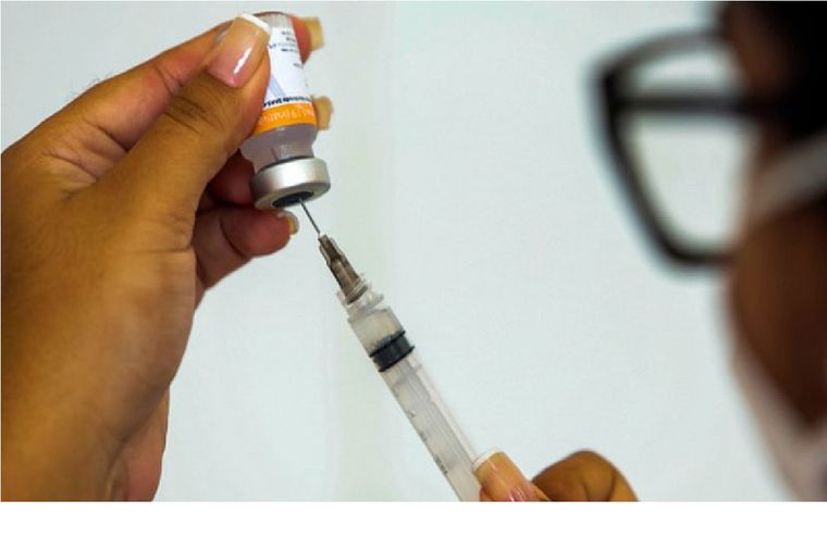 Sin ponerse una segunda dosis de la vacuna contra covid 19 la protección queda incompleta. Foto: GETTY IMAGES