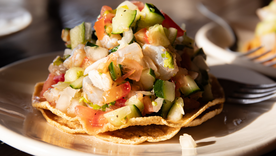 El ácido del limón en esta receta actúa como método de “cocción” natural, una característica única que diferencia esta receta de muchos otros platillos tradicionales.