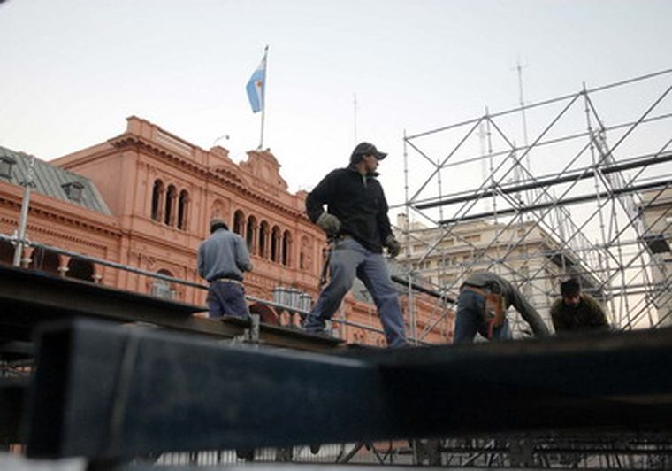 El palco se está montando en Plaza de Mayo para mañana. Foto: Télam