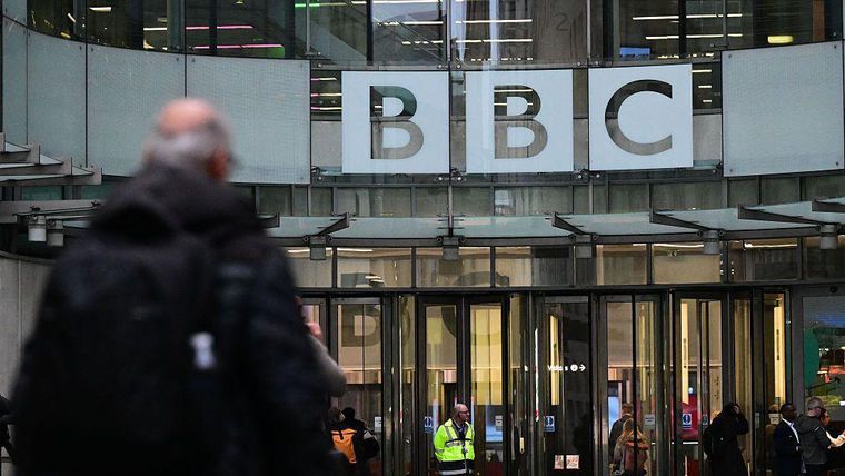 Dos de los máximos responsables de la BBC renunciaron tras detctar un "error" en un documental sobre Trump.