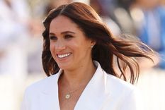 Meghan Markle propone revisar nuestros looks y fusionar el estilo tendencia y clásico Foto: Instagram