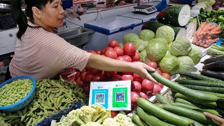 Los códigos QR para el pago a través de las súper aplicaciones Alipay y WeChat son algo común en los mercados chinos. Foto: GETTY IMAGES