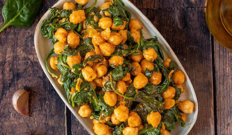 Aunque hoy parece una receta sencilla, en la Edad Media era considerada un plato valioso porque combinaba ingredientes fáciles de conservar durante largos viajes.