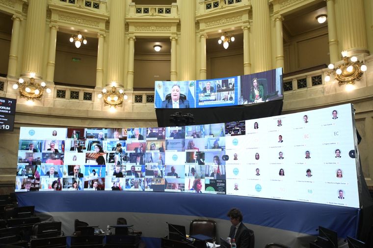 Por un momento, desaparecieron las caras de los senadores en la pantalla.
