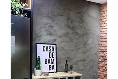 Una idea super creativa es apilar los bloques de cemento para armar una cava de vinos. 