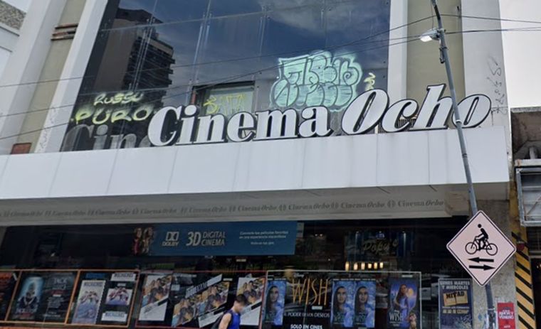 El hecho ocurrió en una de las salas del Cine 8. Foto: Google Maps