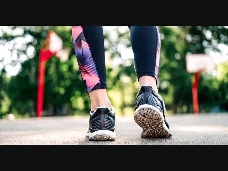 Caminar hacia atrás tiene sorprendentes beneficios para la salud Foto: Shutterstock