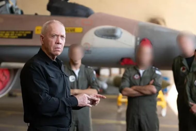 El ministro de Defensa israelí, Yoav Gallant, durante una visita a una base aérea cerca de la ciudad de Haifa, en el norte de Israel. Foto: BBC