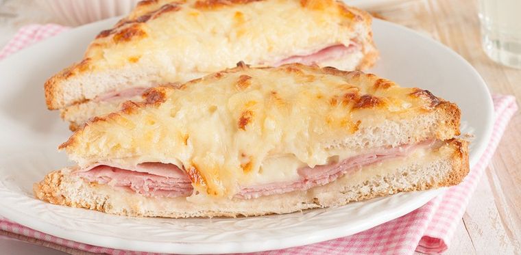 La receta de croque monsieur es un clásico francés que se sirve caliente y con queso gratinado. La receta de croque monsieur es un clásico francés que se sirve caliente y con queso gratinado.