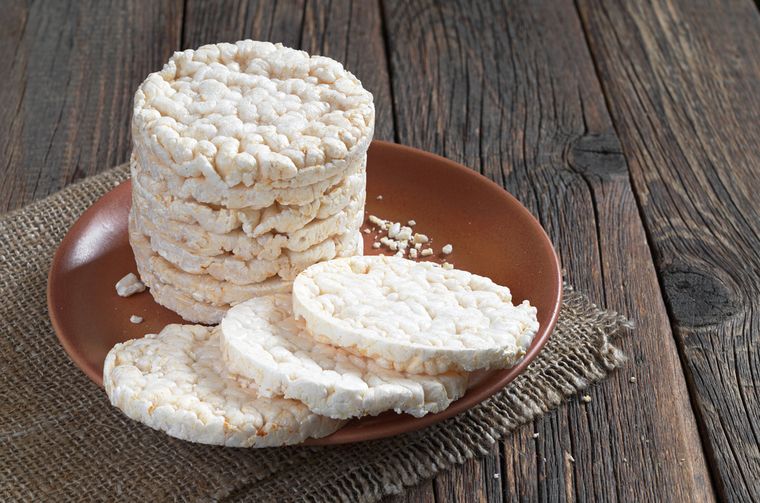 Esta receta de galletas de arroz integral se conserva mejor en un recipiente hermético a temperatura ambiente, manteniendo su crocancia varios días.