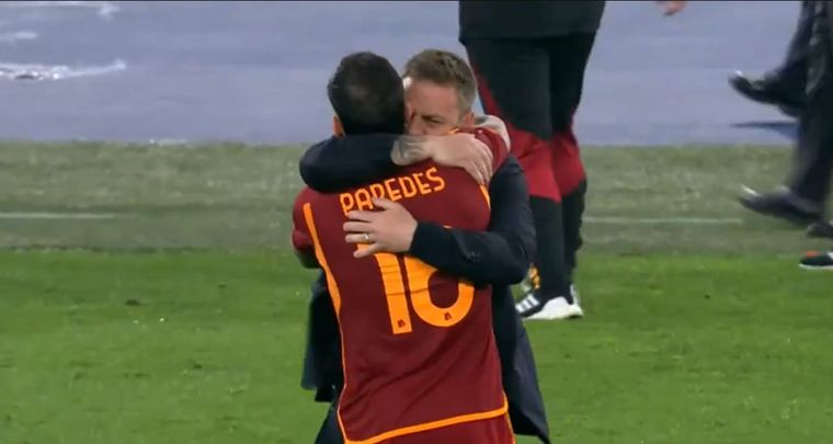 El abrazo de festejo entre Paredes y De Rossi. Foto: Captura