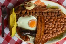 Bandeja paisa servida en un restaurante en Medellín, Antioquia.