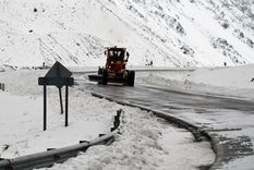 Las nevadas complican el sector más alto de la ruta 7 y Vialidad advirtió que en Las Cuevas la visibilidad es completamente nula. &nbsp;