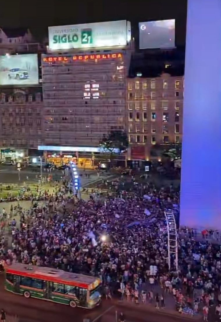 La gente se volcó a la calle para celebrar la victoria de Argentina en el Mundial de Qatar 2022 y su clasificación a octavos de final Foto: TikTok: Lukas Madregal