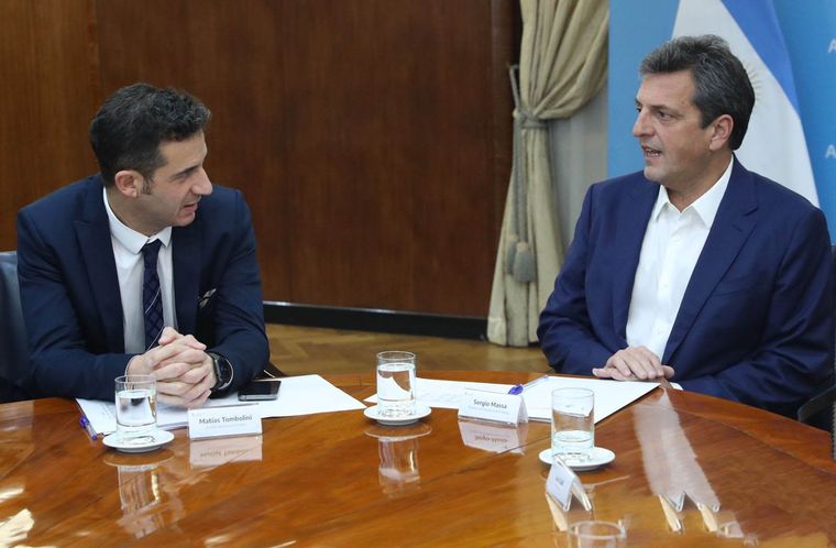 El secretario de Comercio Interior, Matías Tombolini, y el ministro de Economía, Sergio Massa, llevan adelante el acuerdo de precios con las empresas de consumo masivo. Foto: Telam