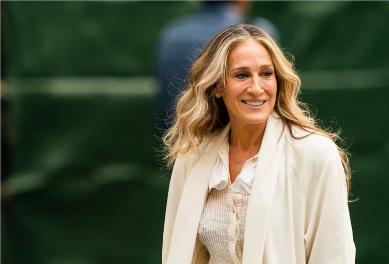 La actriz se luce con un look inspirado en la famosa serie que retrata la alta sociedad londinense del siglo XIX. Foto: Glamour