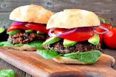 Cómo hacer hamburguesas de frijoles sin que se desmoronen Foto: Shutterstock Cómo hacer hamburguesas de frijoles sin que se desmoronen Foto: Shutterstock